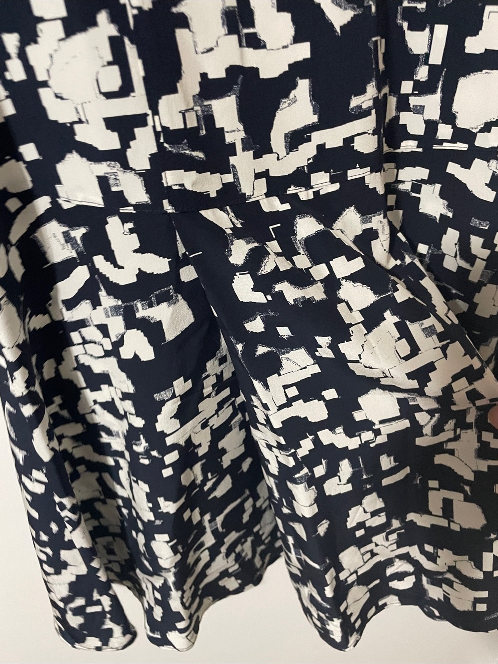 Vince Silk Navy/Cream Abstract Print Dress Size 2 - Picture 4 of 8